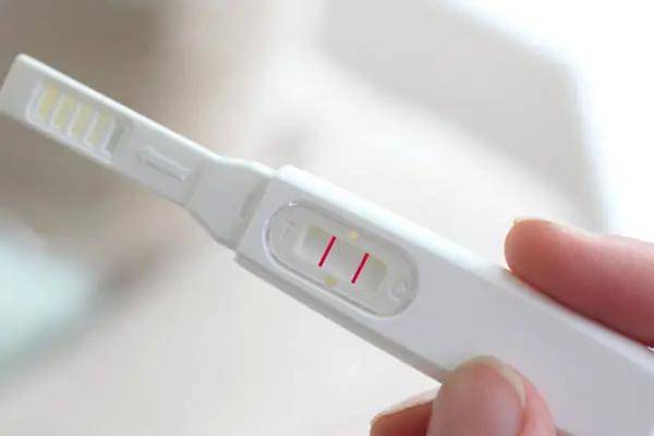 明确是否怀孕 排除宫外孕或其他疾病 验孕试纸是通过检测尿液中hcg