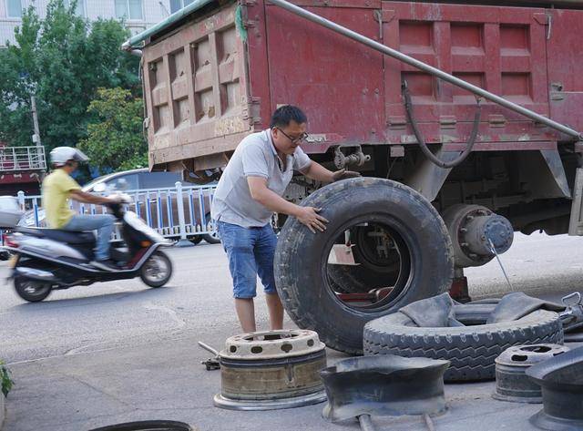 南阳夫妻开流动补胎车,40多度高温下为家打拼,只因生活不易