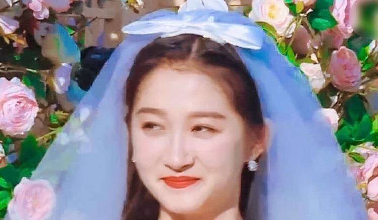 关晓彤节目“嫁”给李晨，当两人牵手那一刻，关晓彤举动太机智了