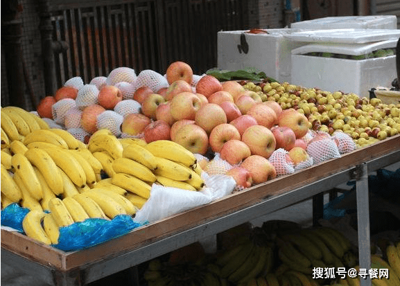 夏季适合饮品类地摊,像冰粉,凉虾,水果捞等.