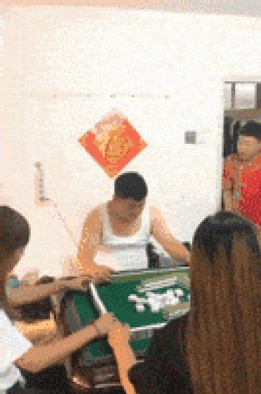 搞笑gif:正在打麻将,老婆找来了