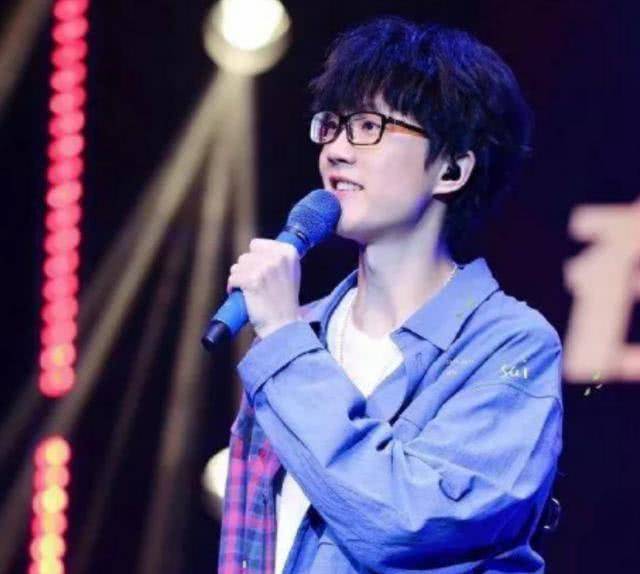 他是国内唯一不混娱乐圈的歌手，演唱会也从不