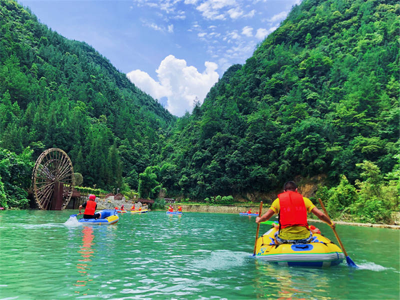 针对重庆籍市民,巴山大峡谷旅游景区提供免费门票1万张,重庆市民凭