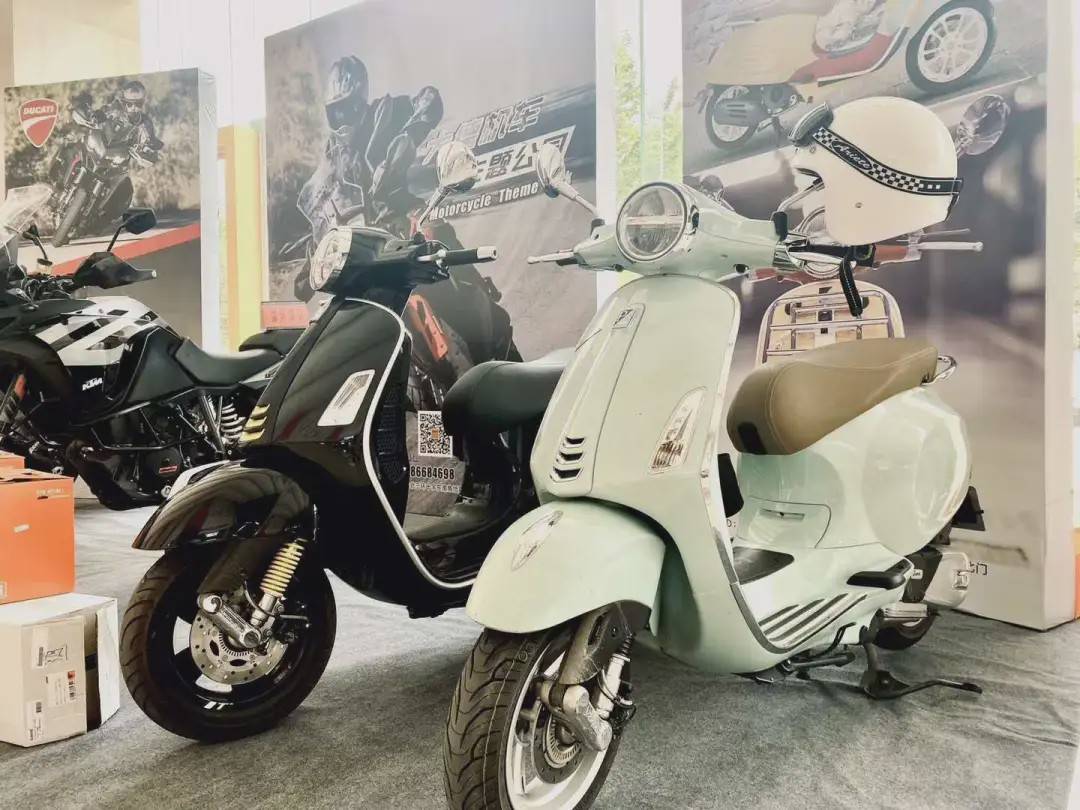 意大利经典vespa 《罗马假日》中赫本开的摩托车来中登广场啦!