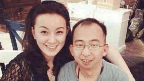但是人家依然靠自己的才华,从一名演员转型到了导演, 凭借着人格魅力