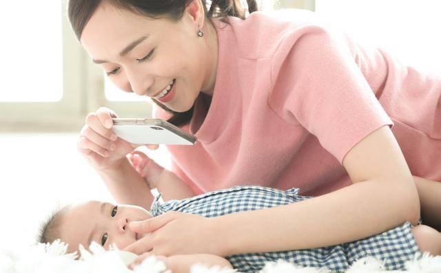 父母|宝宝每天可以抱多久？不同月龄的宝宝咋抱最好？父母别傻傻不知道