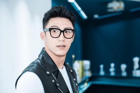 幸福触手可及:黄景瑜为何从来不戴眼镜?