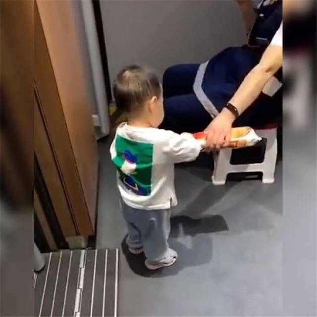 网友|馋得迈不开腿，网友：这诱惑顶不住男童看到高铁乘务员吃零食