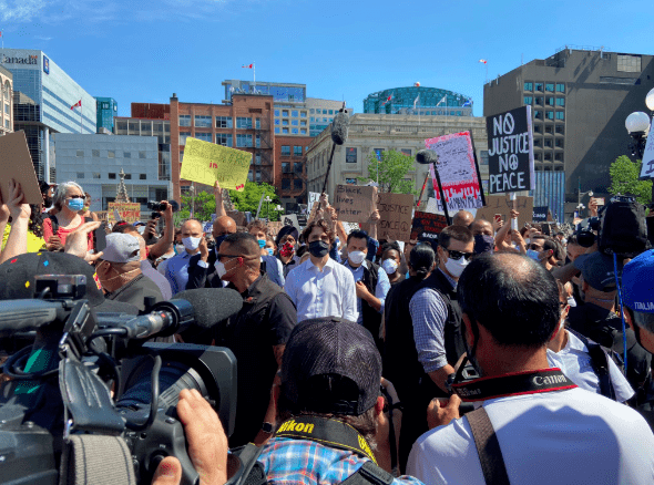 加拿大总理突然下跪,人群发出惊呼!好一种跪族精神!