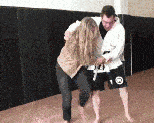 姑娘,你养的这是什么动物呀?我可是从来没见过这玩意,看着有点吓人