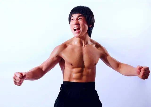 飞龙原创现代李小龙喊话周冬雨:你是娱乐圈最丑的女明星 但张艺谋喜欢你