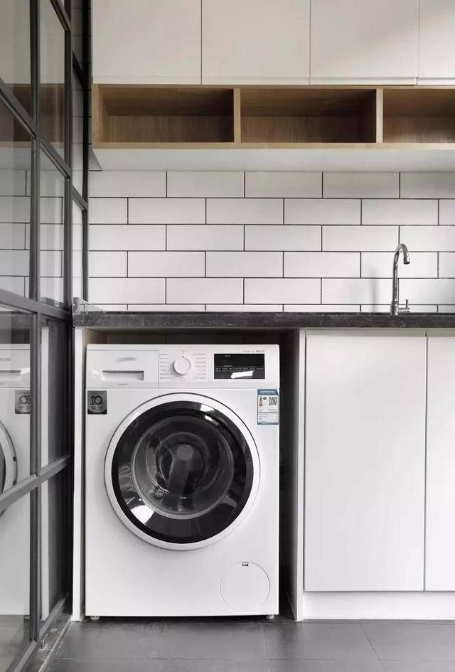 滚筒洗衣机的高度基本在85cm,不过设计洗衣柜时,建议多预留些高度