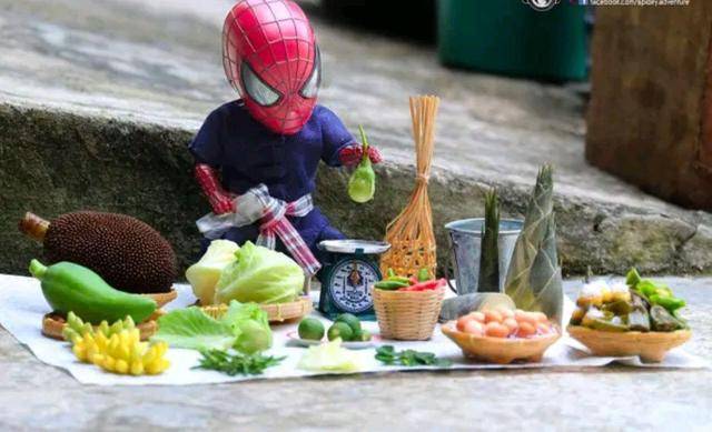 动漫角色“摆地摊”：蜘蛛侠卖蔬菜，冯宝宝烤红薯，他做本职工作_漫画