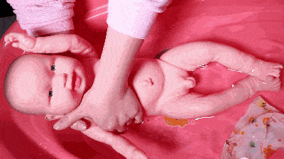 宝宝|实操动图展示：新生儿洗澡标准流程及操作步骤！