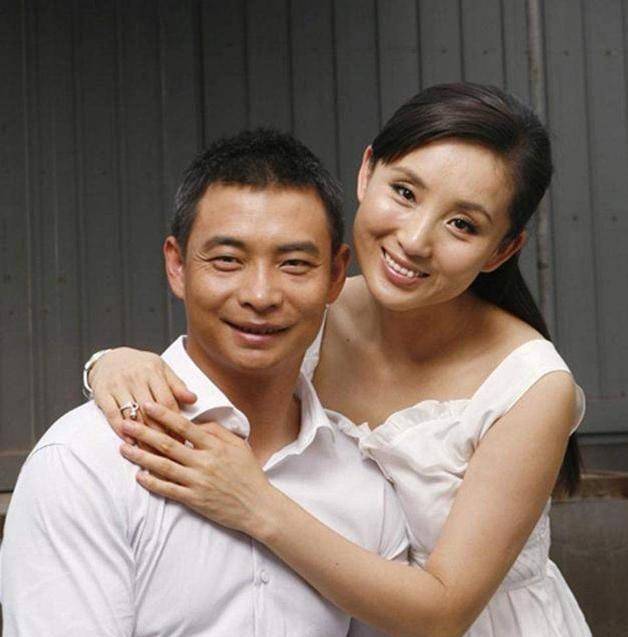 体操冠军李小双,46岁满头白发,与妻子结婚17年至今无子