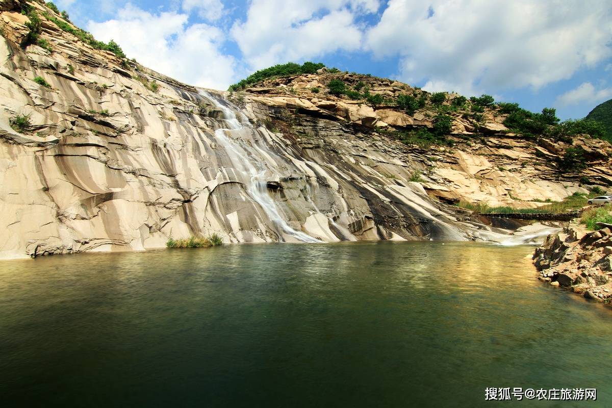 辽宁省盖州市雪帽山因为每年都有冰雪覆盖,山顶又酷似帽子,因此称为