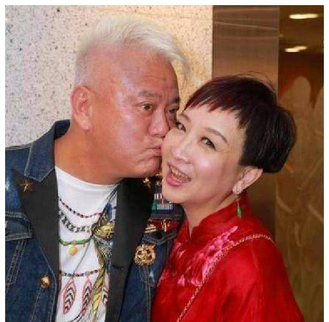 70岁陈百祥与老婆甜蜜逛街被拍,结婚40年无儿无女,已坦露真相