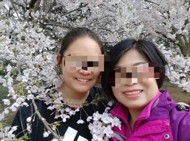 发现 张某的女儿就在家里瞪着双眼干坐着,说把妈妈杀死了,"尸体就在床