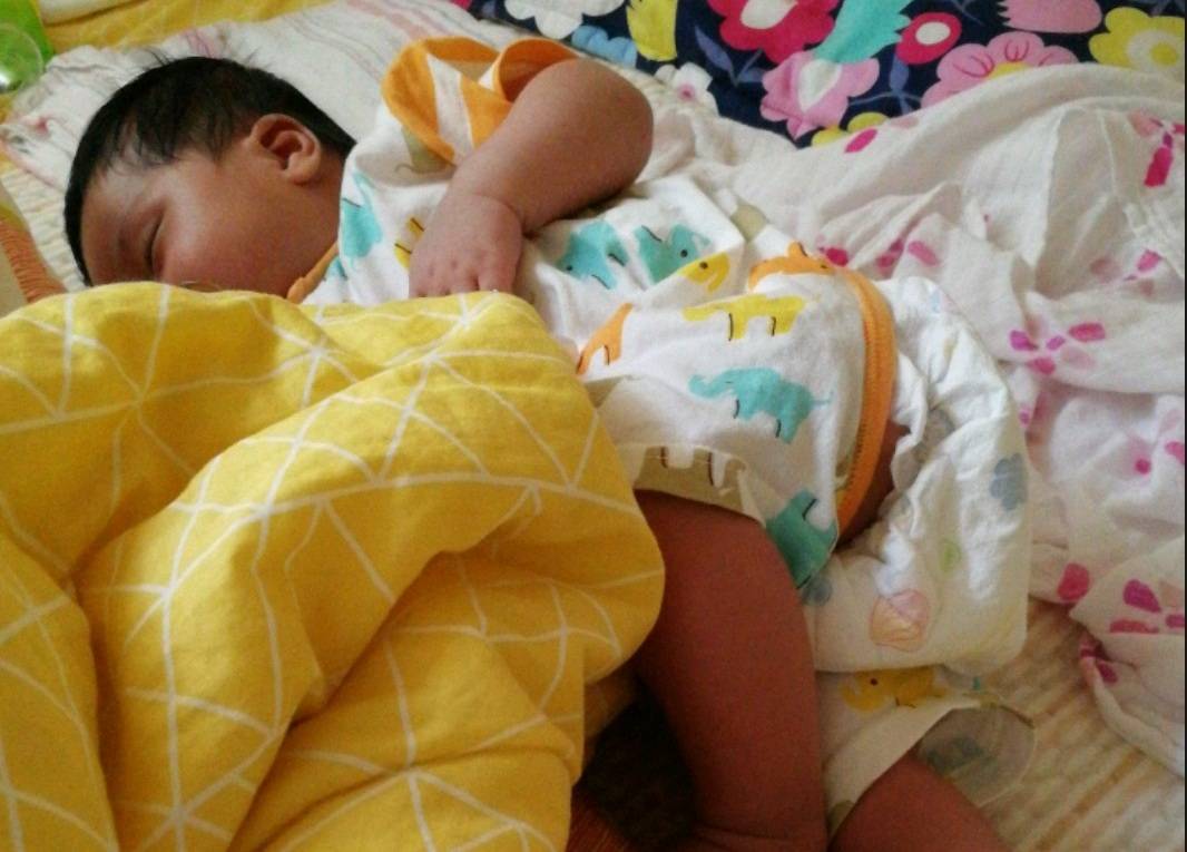 投降|强按下宝宝胳膊,反而会增加危险家长干扰宝宝“投降”睡姿