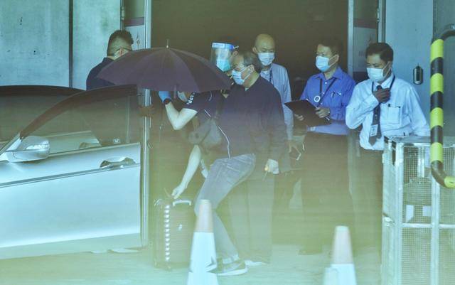 胡慧中丈夫出狱后首露面,头发稀疏戴口罩难掩憔悴