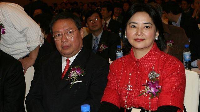 胡慧中丈夫出狱后首露面,头发稀疏戴口罩难掩憔悴