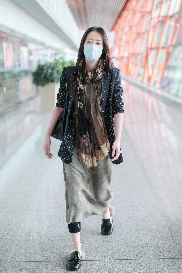 刘敏涛不再素颜现身，穿黑色套装打扮知性，但怎么搭了双丑凉鞋？