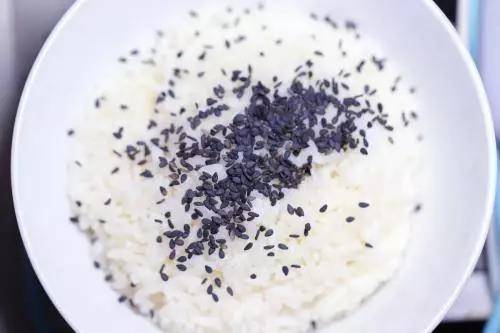 芝麻能调血脂，防衰老，怎样吃营养吸收更好？