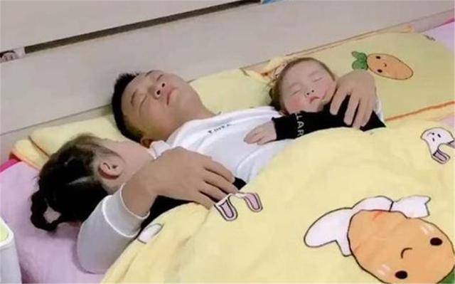爸爸|爸爸只顾“小棉袄”，网友：很危险全网混得最差的男娃走红