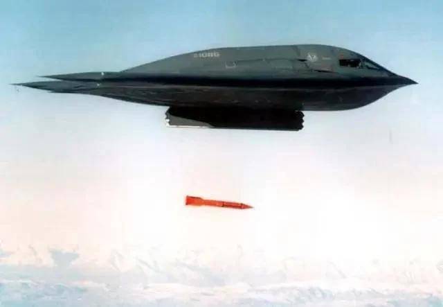 世界最先进的战略武器:b2隐身轰炸机,装备了哪些攻击武器?