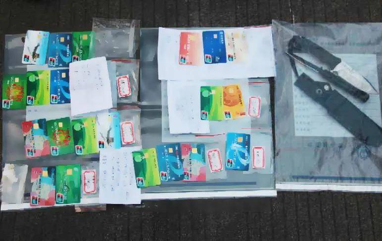 获台式电脑10台以及账本、银行卡、作案手机等一大批，冻结账户50余万元。
