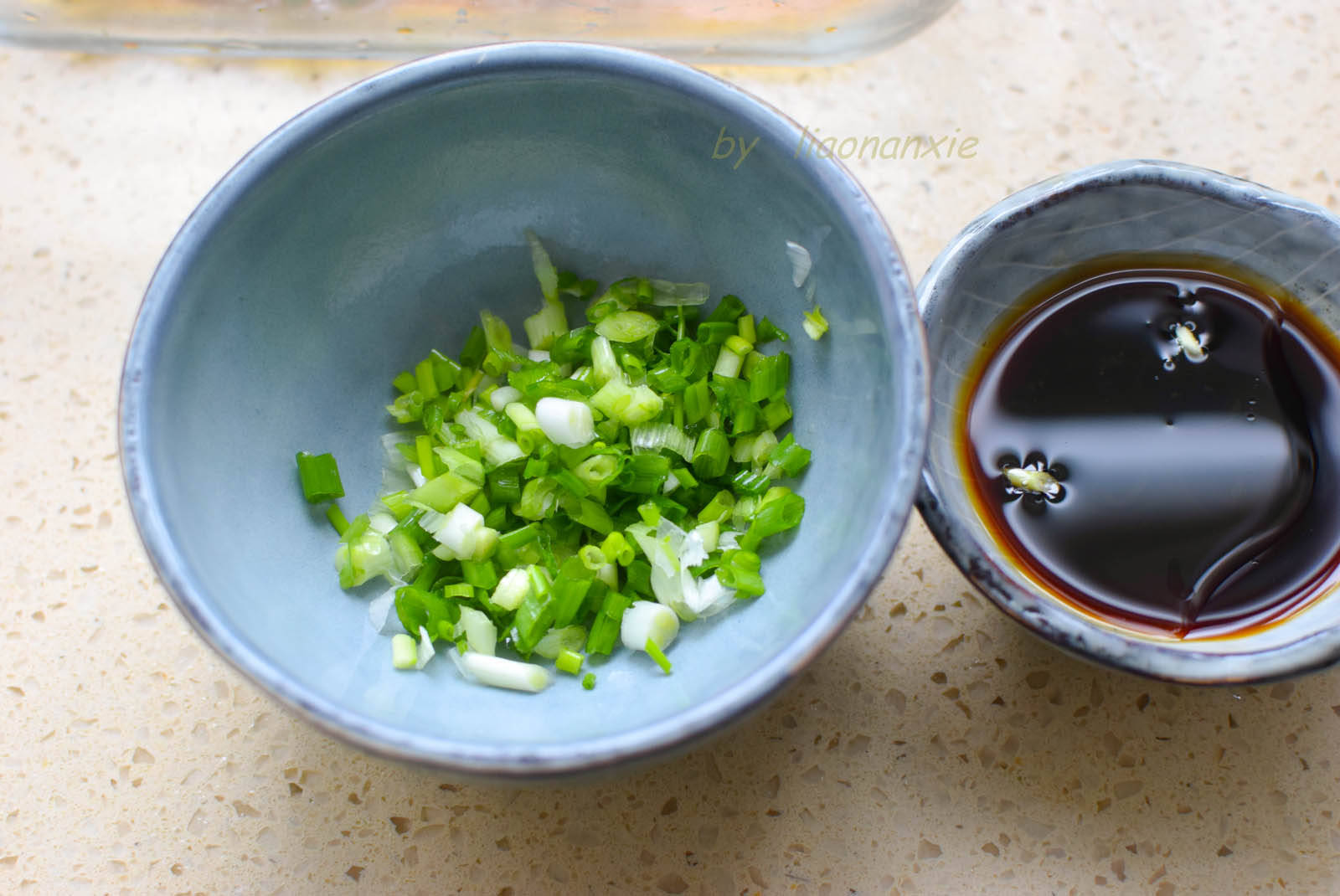 6,米饭蒸好后,把饭同肉一起盛入碗中,浇上备好的料汁,放上小葱碎