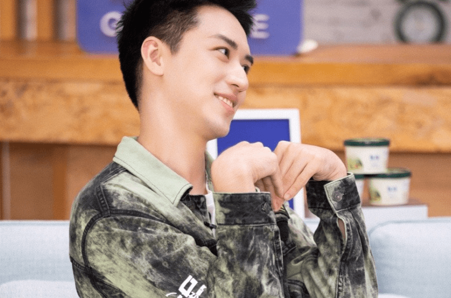 许魏洲表演螳螂式比心，嘴角眼角一起抽搐，僵