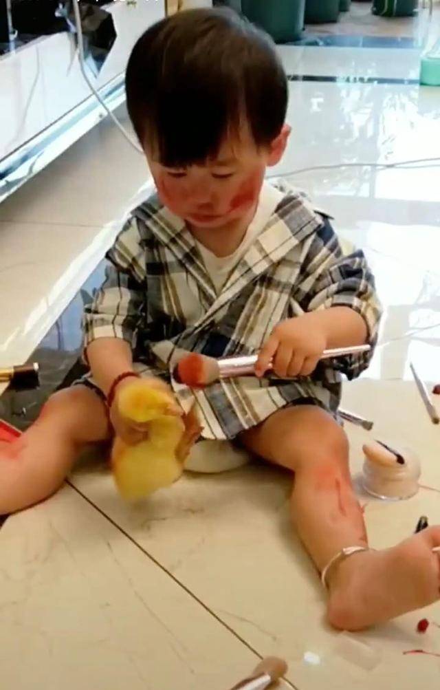 儿子用妈妈化妆品给小鸭子化妆，小鸭子生无可恋，妈妈看了要气炸