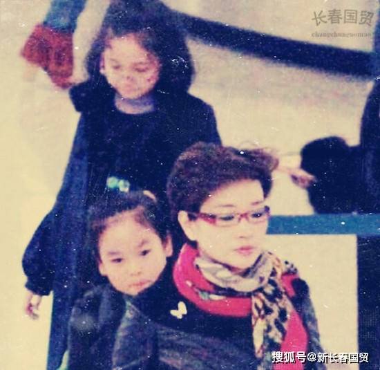 周立波大女儿曝光，端庄文静甜美可人，长相酷似妈妈