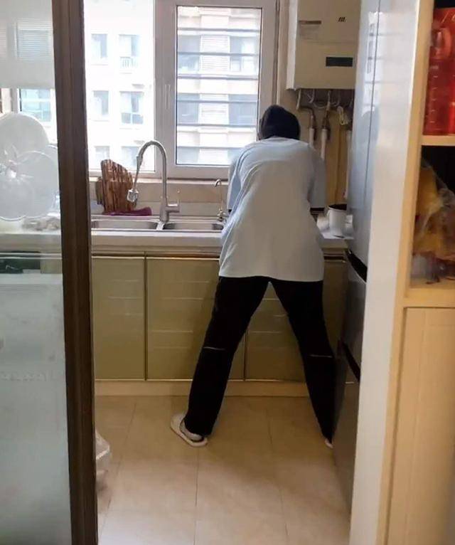 女儿太饿自己做饭，3个土豆切了半小时，妈妈：等你做好饭，我能饿脱相