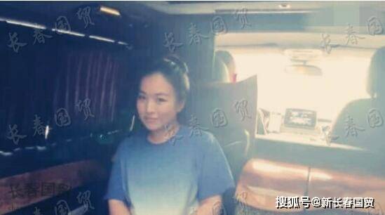 周立波大女儿曝光，端庄文静甜美可人，长相酷似妈妈