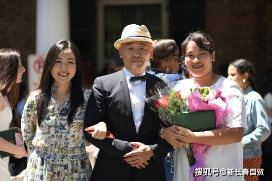 周立波大女儿曝光，端庄文静甜美可人，长相酷似妈妈