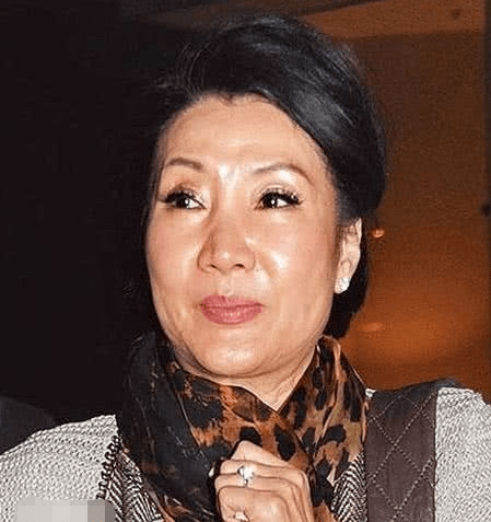 曾为洪金宝生4个孩子的她，现被洪金宝抛弃，迎娶自己的女徒弟