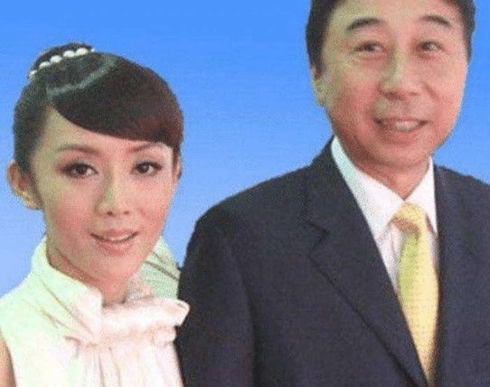 原创夫妻恩爱36年,62岁冯巩妻子曝光,原来大家是熟悉的她