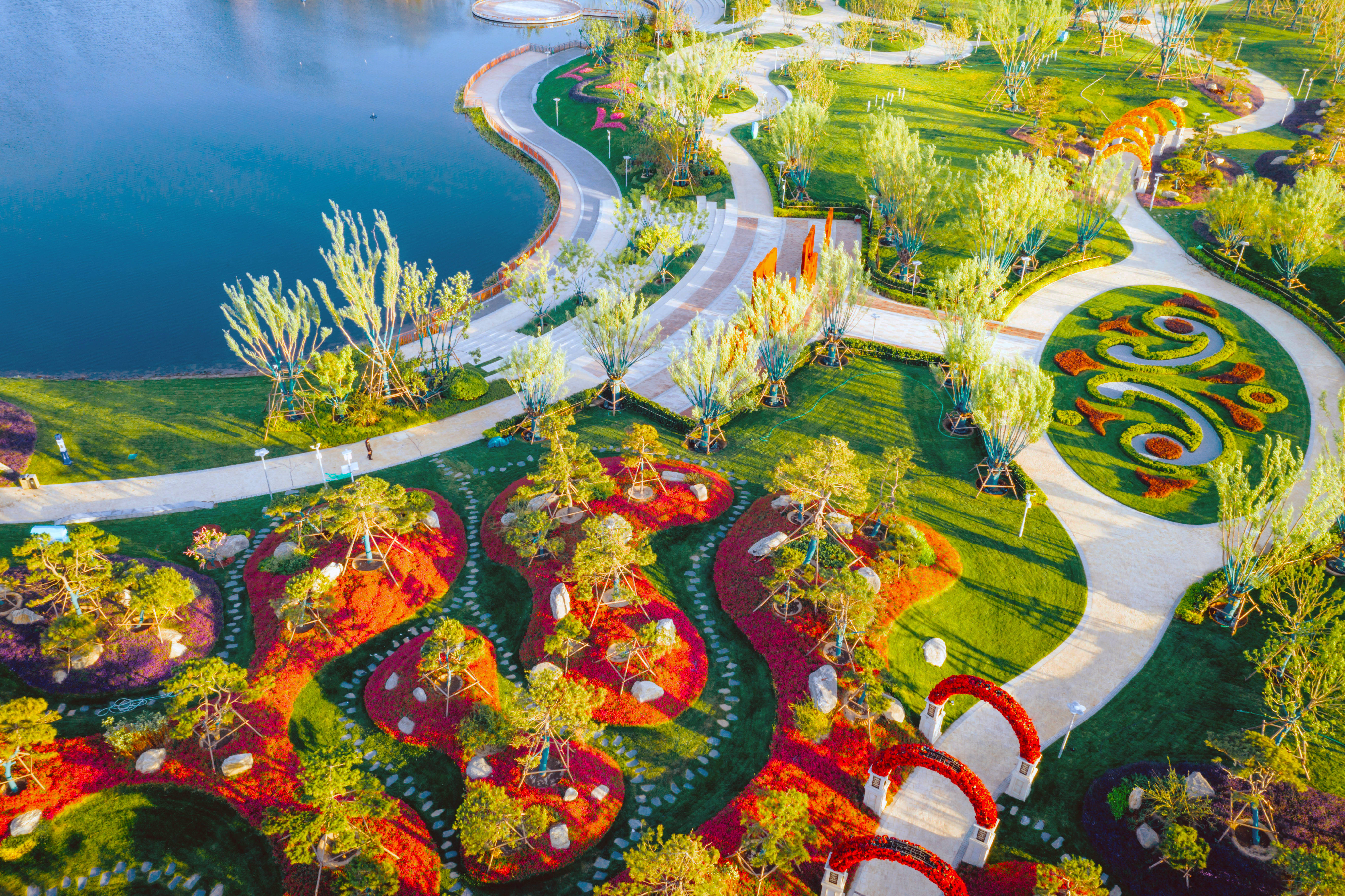 天鹅湖公园,珍稀花卉园,千鸟乐园三大主题园林贯穿其中,过水景桥,亲水