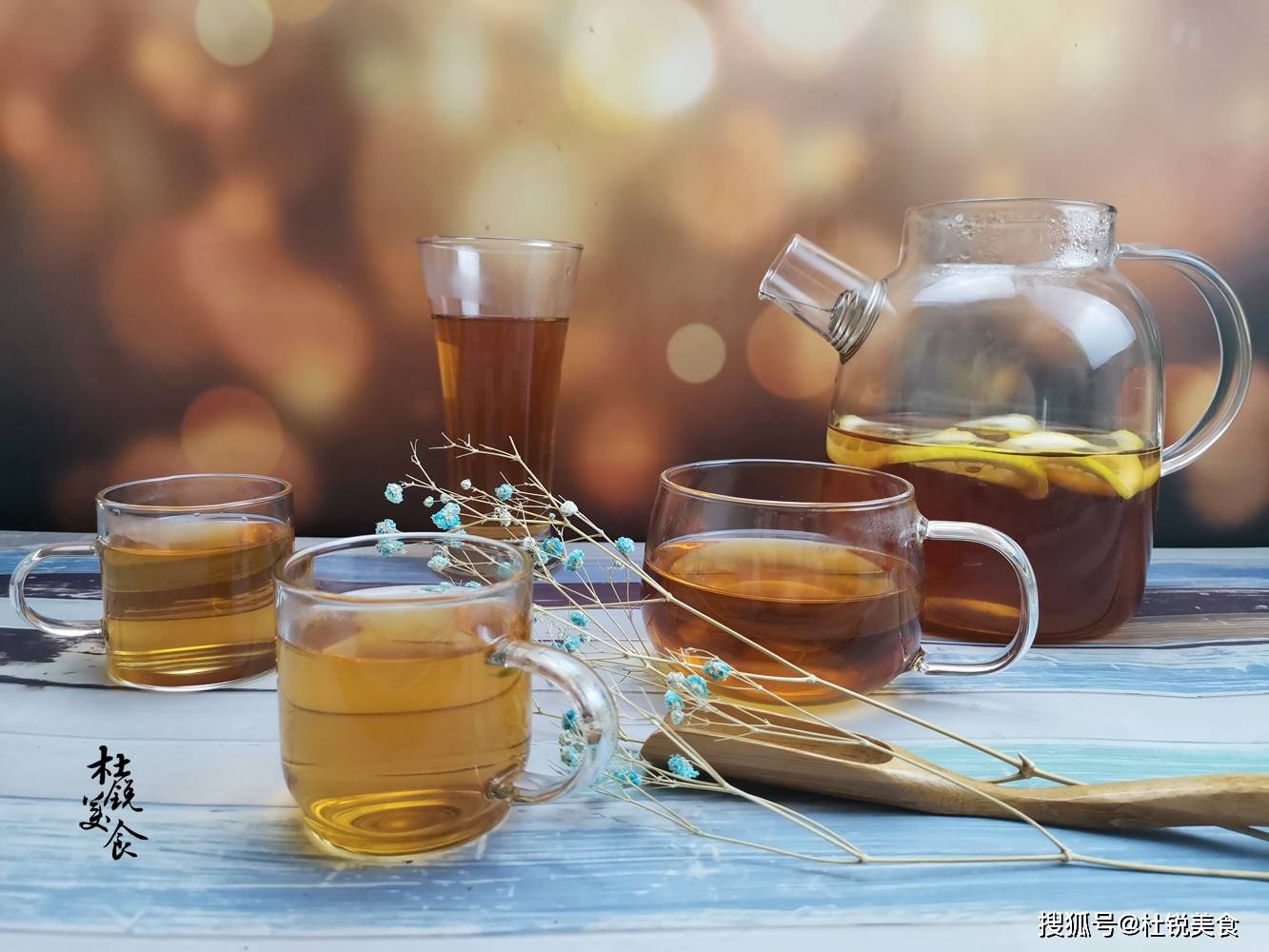 3,浸泡红茶时,要反复把热红茶水倒出,再倒入,把红茶冲泡完全.