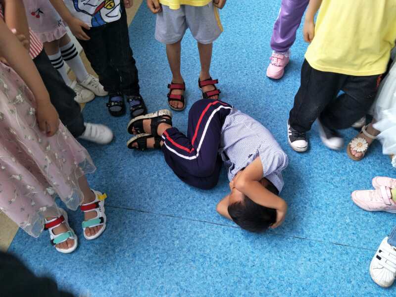 武陵源索溪中心幼儿园举行"班级内的预防踩踏事件"应急演练