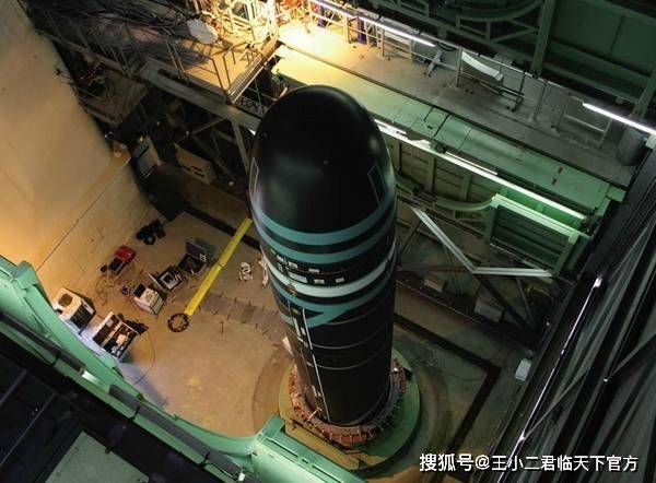 一枚洲际导弹破水而出，飞行6000公里直奔美后花