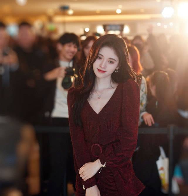 原创没想到1米59鞠婧祎穿上v领短裙,优雅又成熟大方,和甜美风格完全不