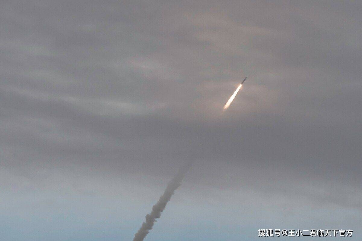 一枚洲际导弹破水而出，飞行6000公里直奔美后花