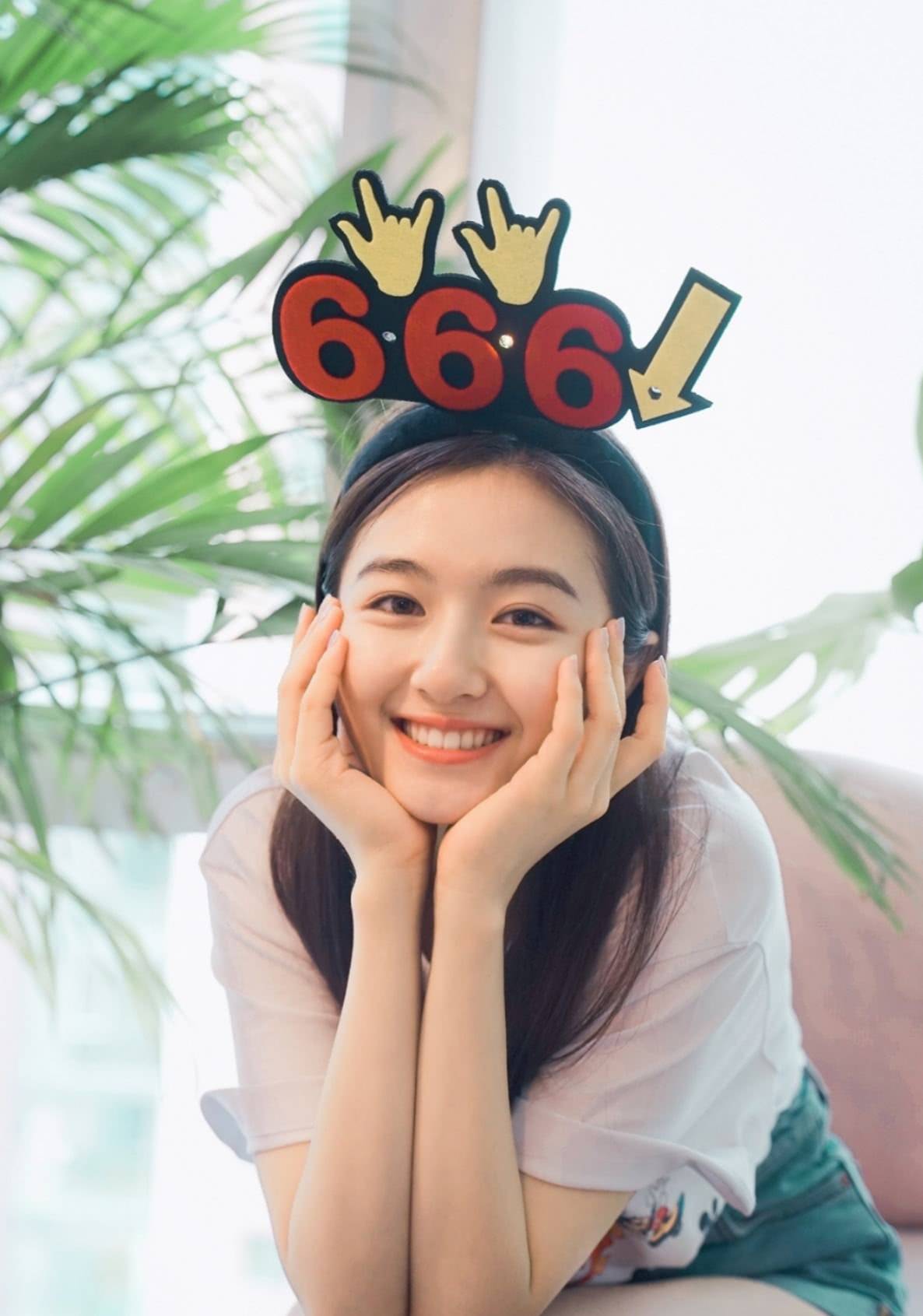 原创李兰迪粉丝破600万送福利,晒九宫格美照清纯又少女,减肥成功秒变