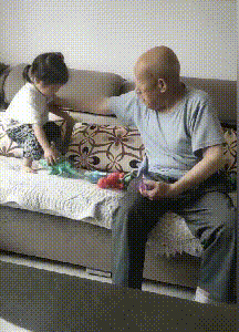 4岁宝宝与83岁太爷争玩具，奶奶不知该帮谁，网友：一个老祖宗，一个小祖宗