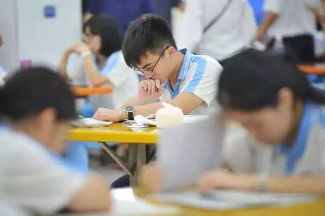 同学|“学习机器”真正成为了过去时30位高考状元学霸的四大特质