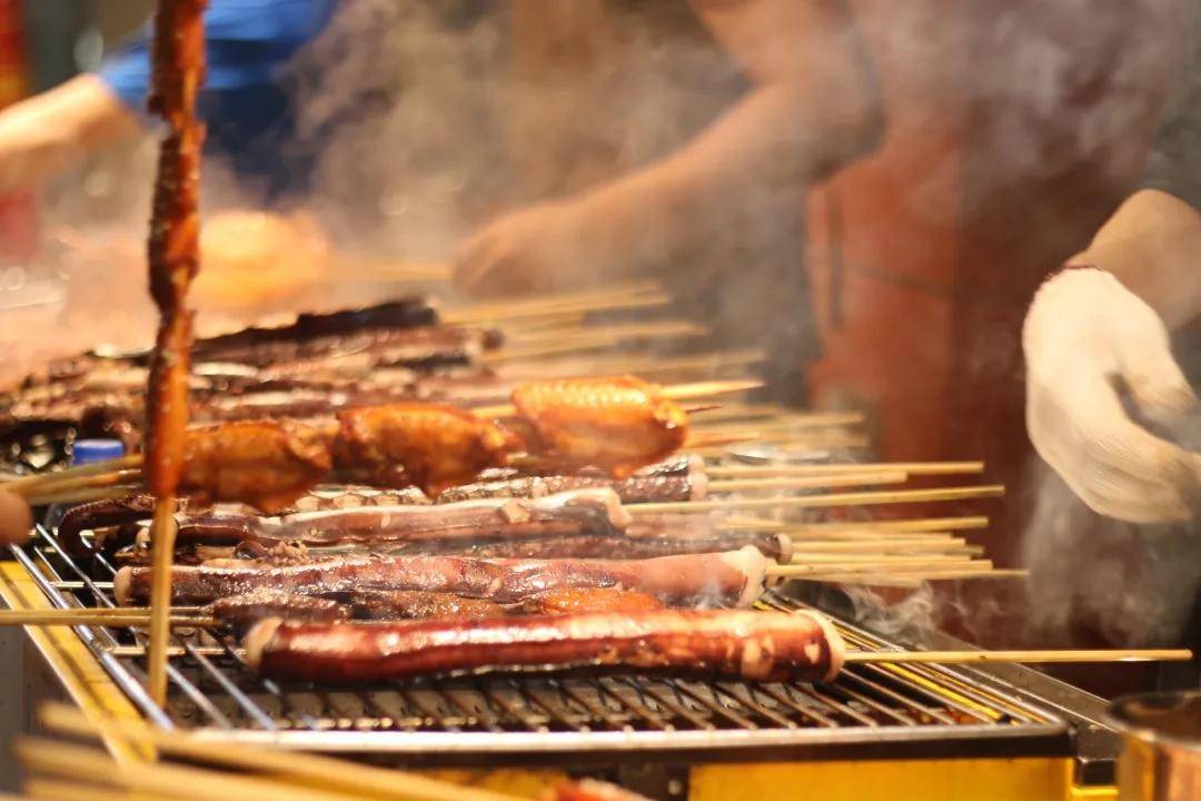 的是,某些食物本身所含有的盐分也要限量,特别是 一些加工腌制食品