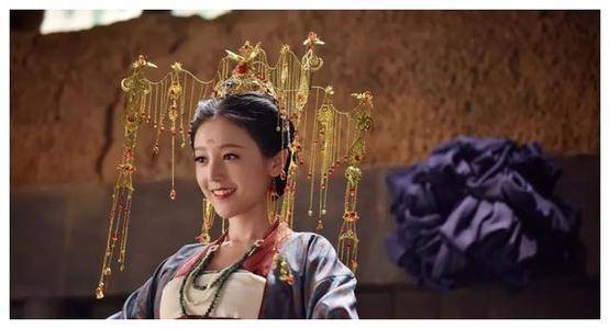 曾是”最美孟婆“的称号，离开古装造型的她，
